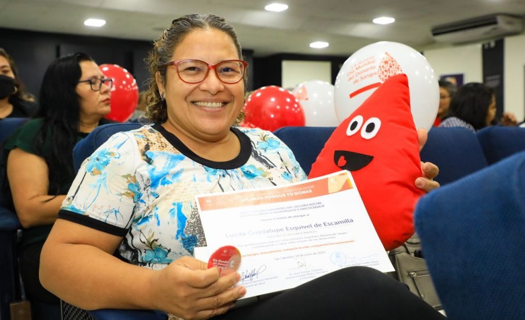 isss-entrega-reconocimientos-a-donantes-de-sangre-altruistas